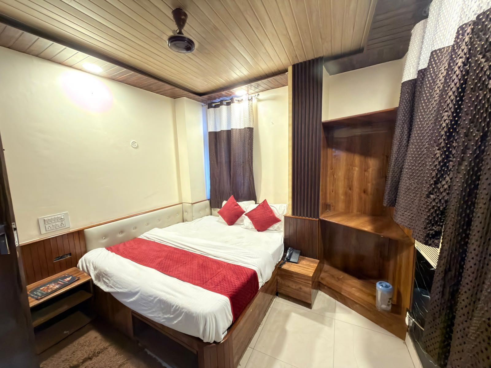 Double bed room at Hotel Vin Inn with a wide bed and TV