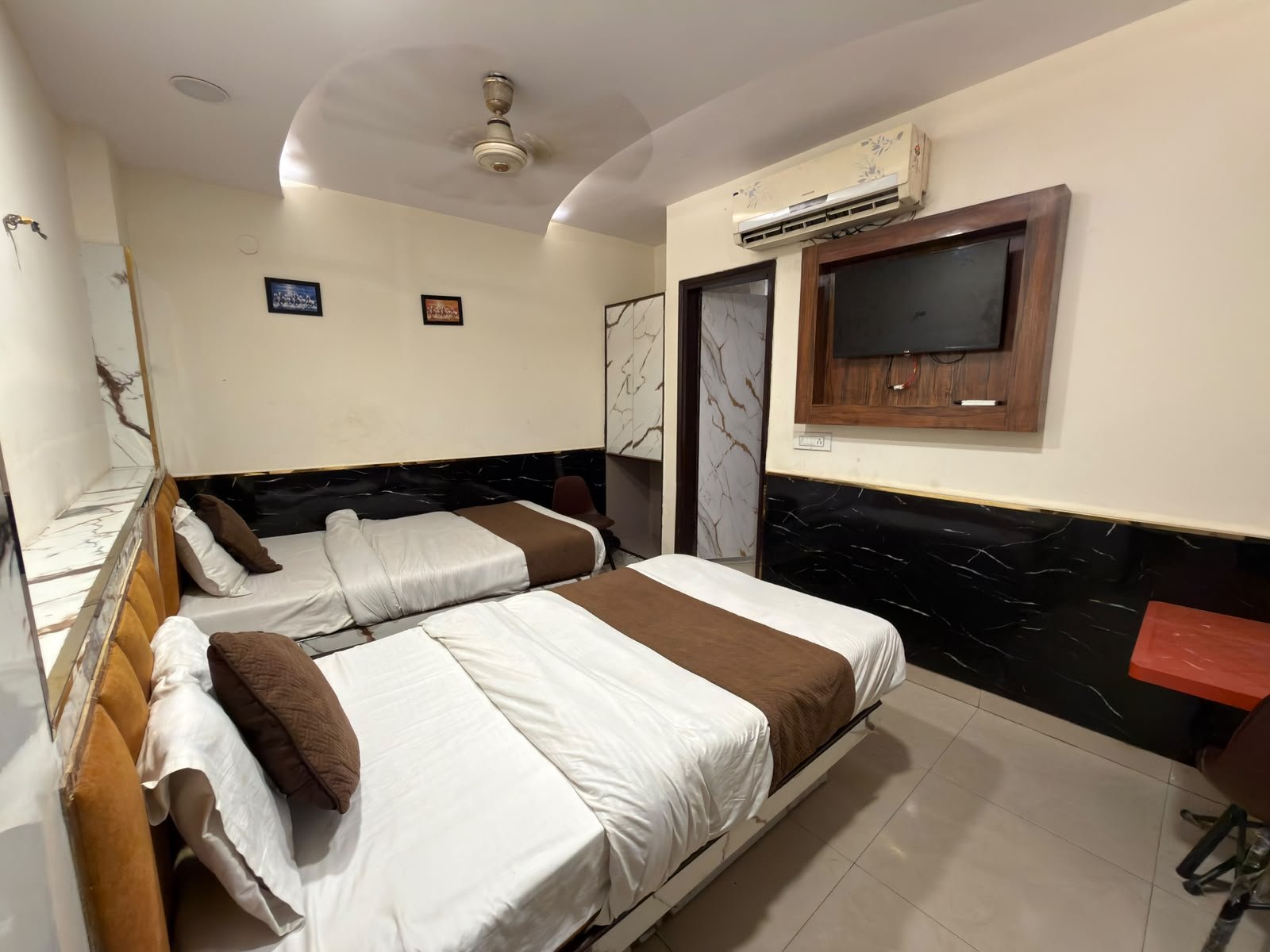 Twin bed room at Hotel Vin Inn with two beds, TV and air conditioning
